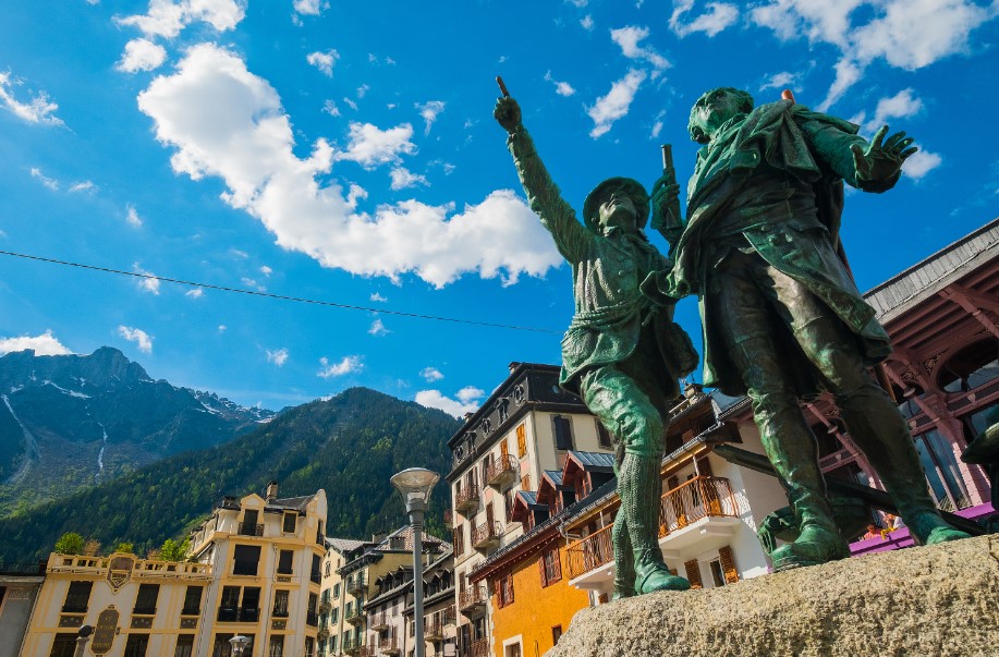 adobestock_163832807-chamonix-village-leikattu.jpg (187 KB)