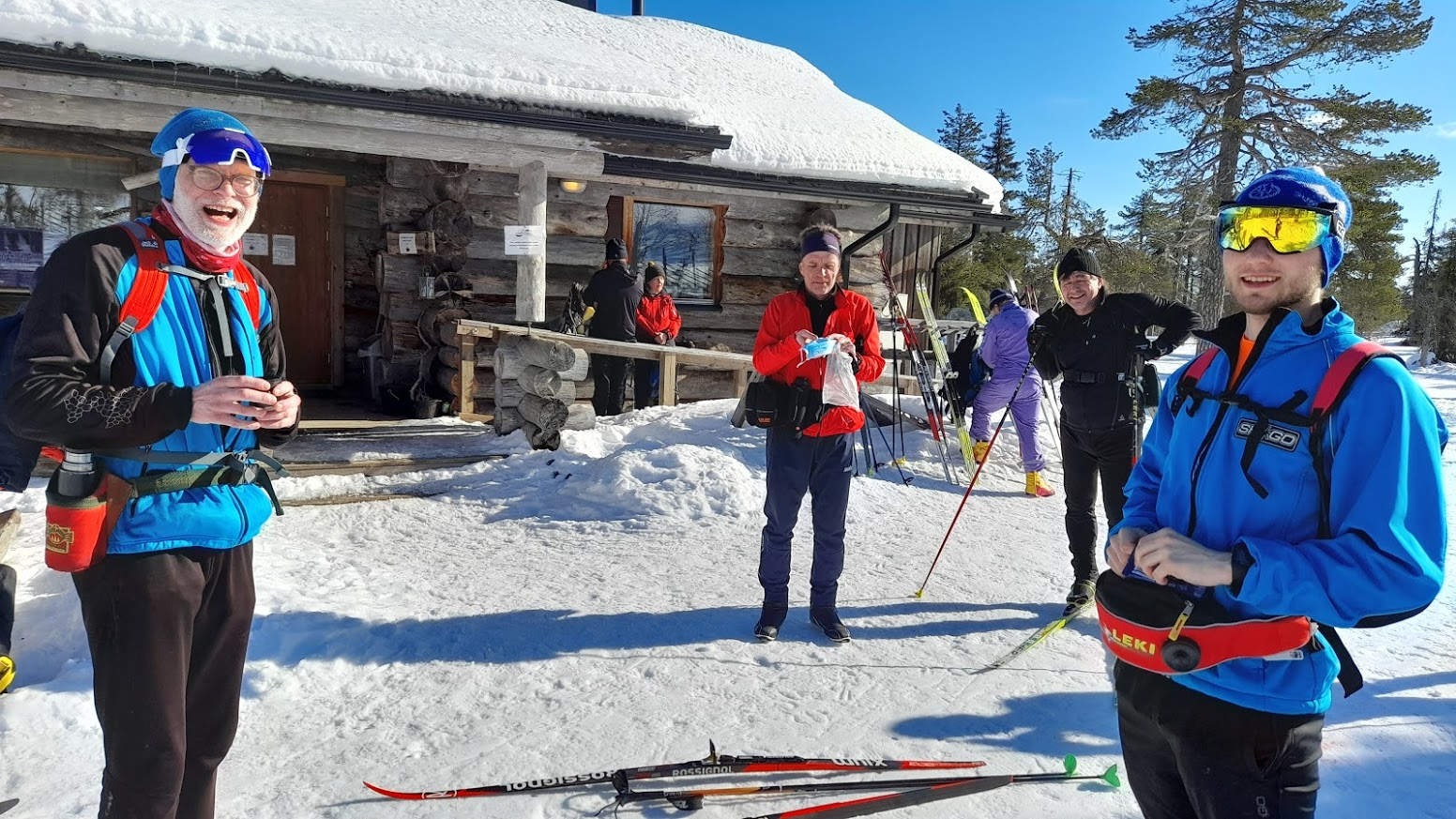 salla-muonio-2021-iloista-porukkaa-taukopaikalla.jpg (422 KB)