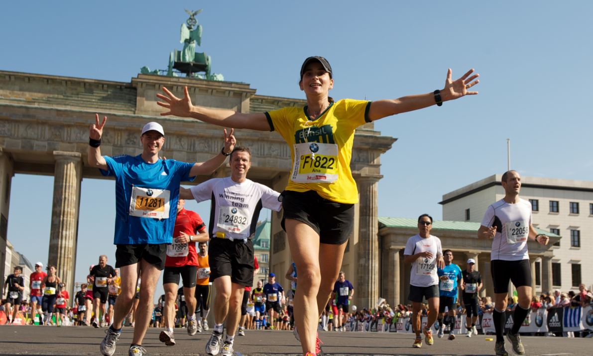 berlin-maraton-brandenburger-tor-ja-juoksijoita-madallettu.jpg (132 KB)